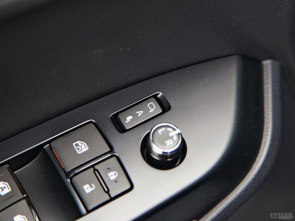 炫晶黑漢蘭達(dá)車廂內(nèi)飾圖片