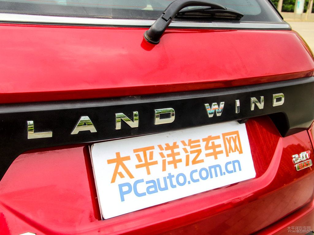 中國(guó)紅陸風(fēng)X7車尾外觀圖片
