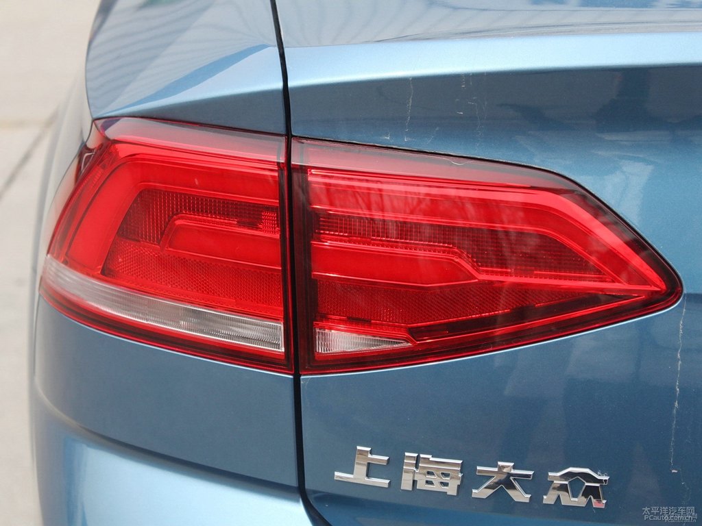 澎湃藍(lán)凌渡車尾外觀圖片