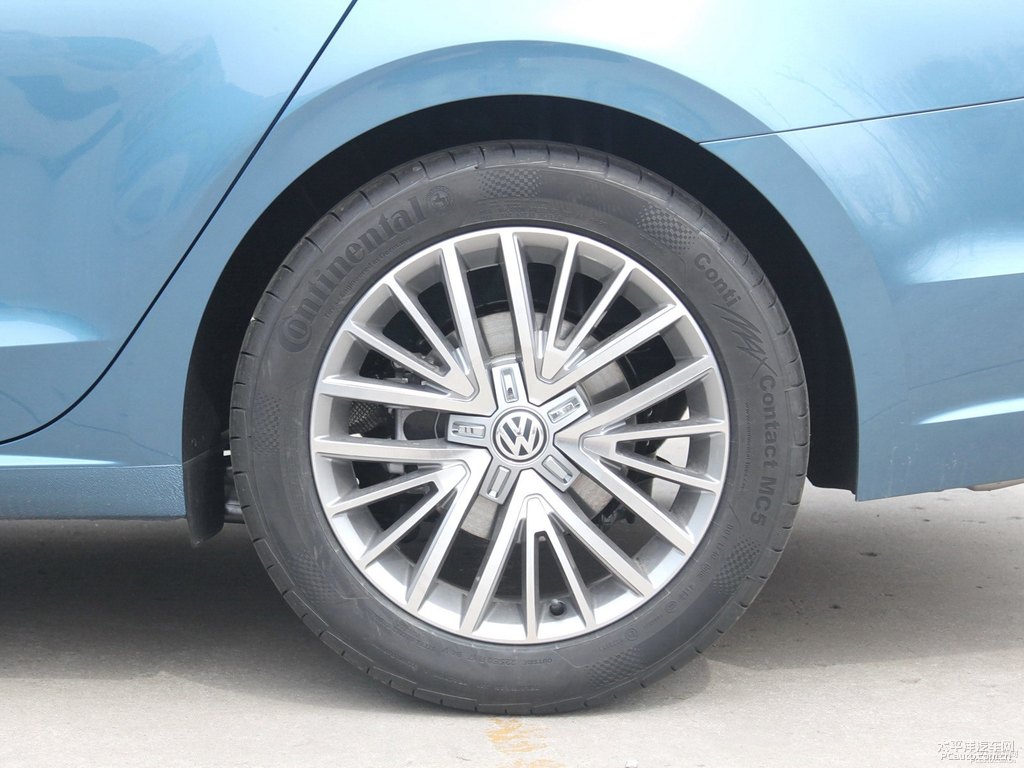 澎湃藍(lán)凌渡車(chē)身外觀圖片