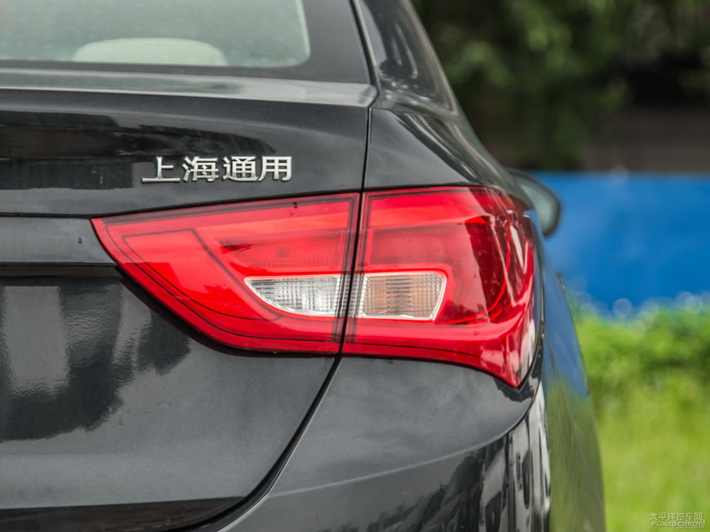 珍珠黑英朗車尾外觀圖片