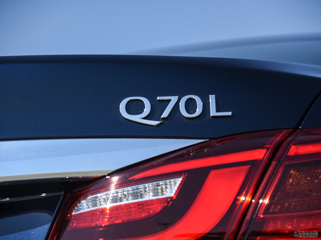 星夜藍(lán)英菲尼迪Q70L車尾外觀圖片
