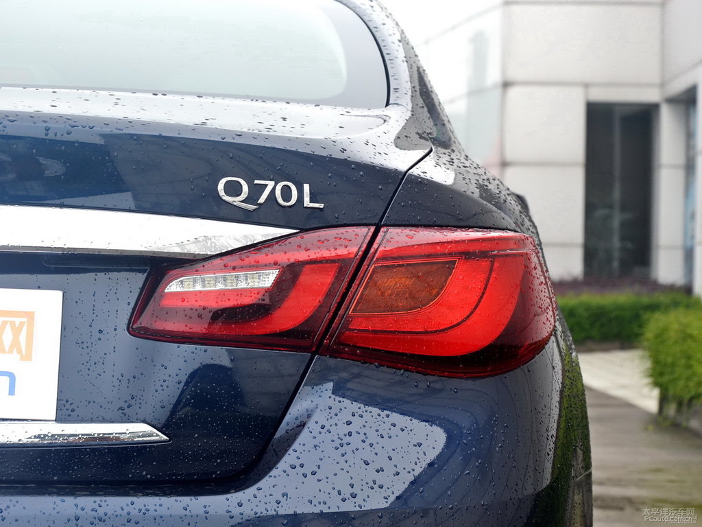 星夜藍(lán)英菲尼迪Q70L車尾外觀圖片