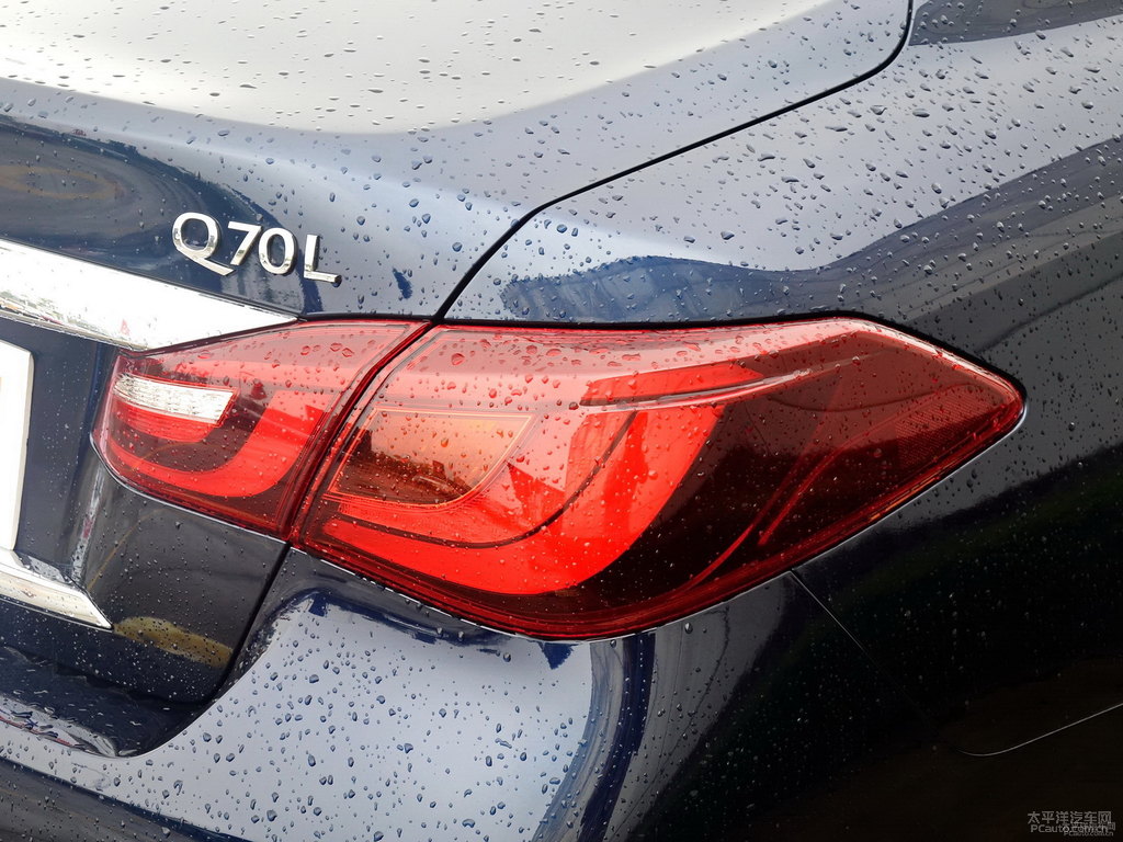 星夜藍英菲尼迪Q70L車尾外觀圖片