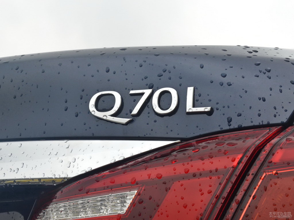 星夜藍英菲尼迪Q70L車尾外觀圖片