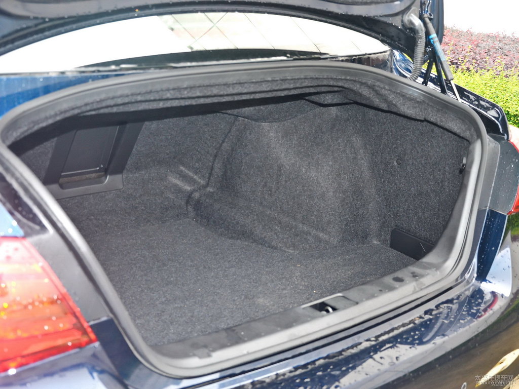星夜藍(lán)英菲尼迪Q70L后備廂空間圖片