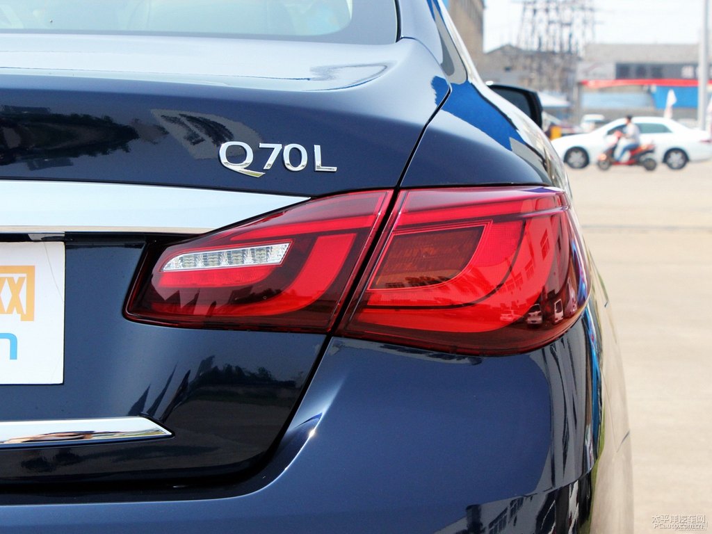 星夜藍英菲尼迪Q70L車尾外觀圖片