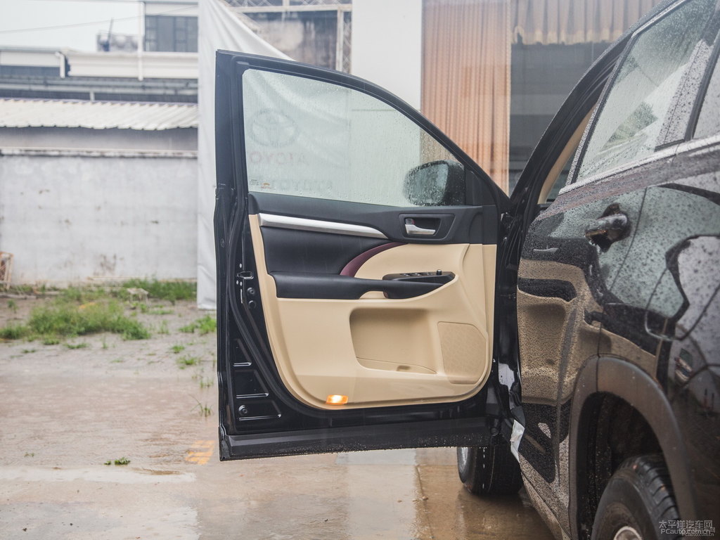 炫晶黑漢蘭達(dá)車廂內(nèi)飾圖片