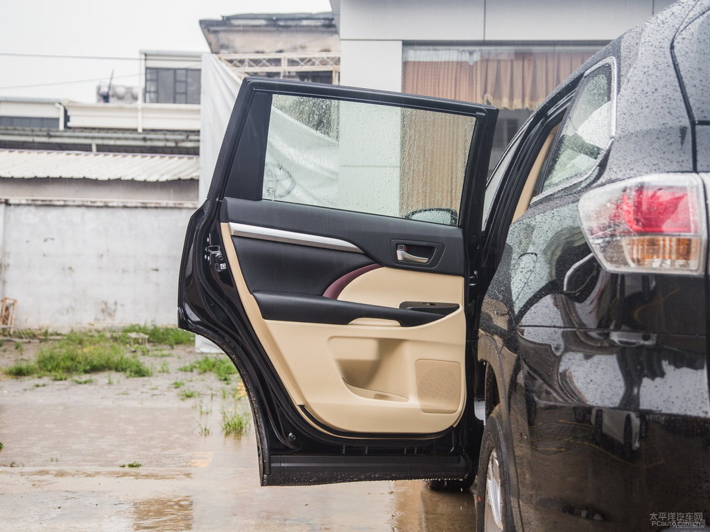 炫晶黑漢蘭達(dá)車廂內(nèi)飾圖片