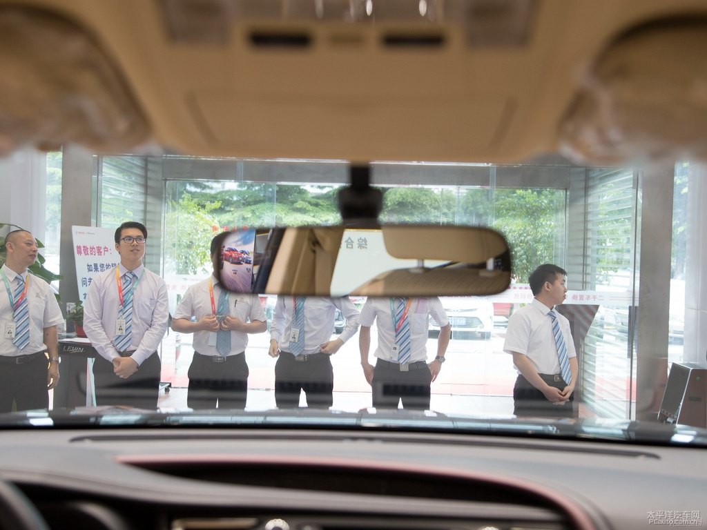 炫晶黑漢蘭達車廂內(nèi)飾圖片