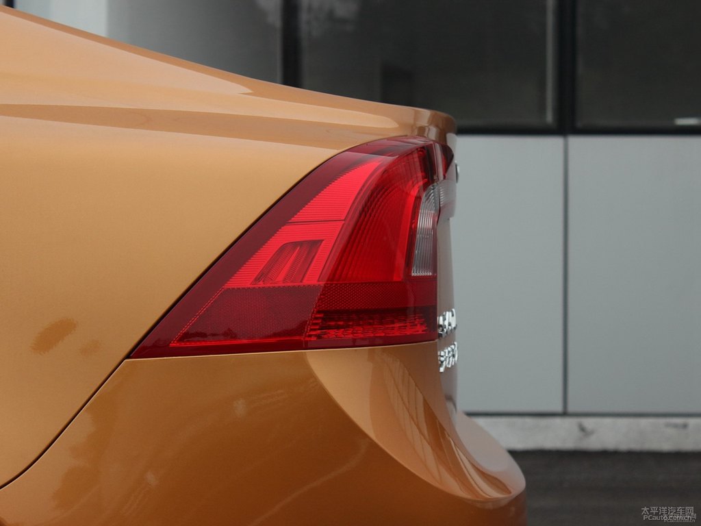 亮鉑銅沃爾沃S60車尾外觀圖片