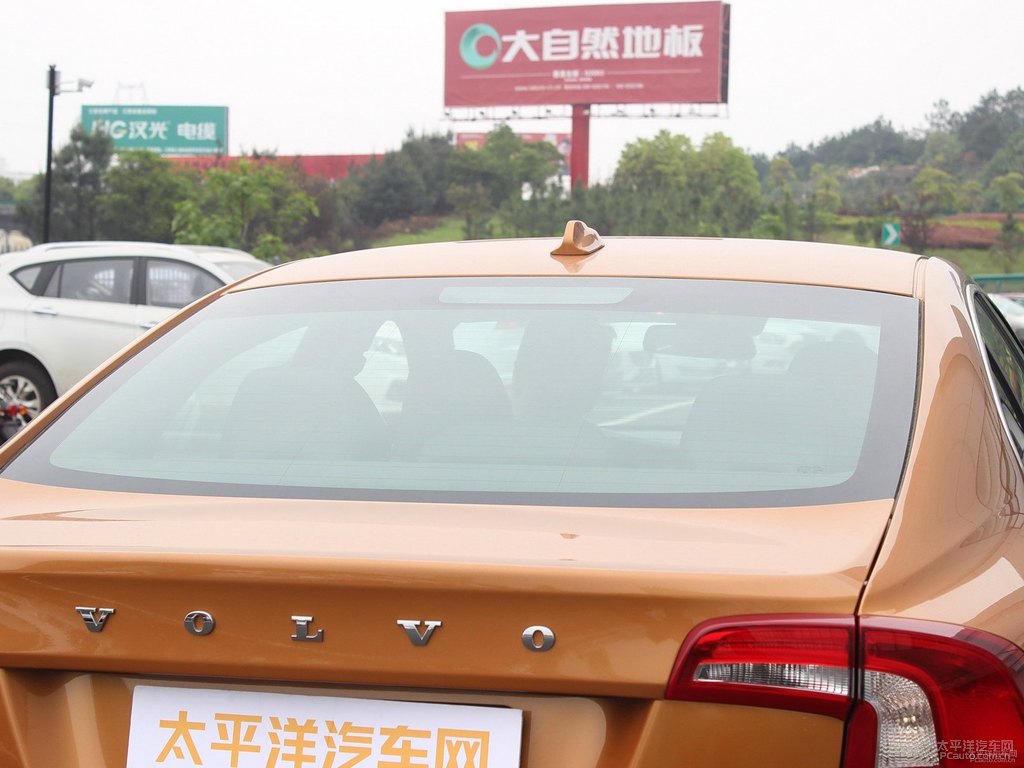 亮鉑銅沃爾沃S60車尾外觀圖片