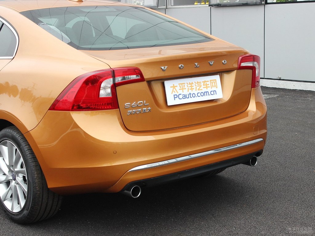 亮鉑銅沃爾沃S60車尾外觀圖片
