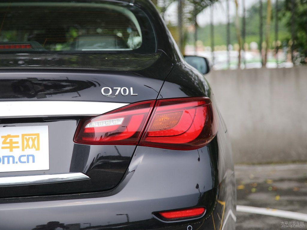 琉璃黑英菲尼迪Q70L車尾外觀圖片