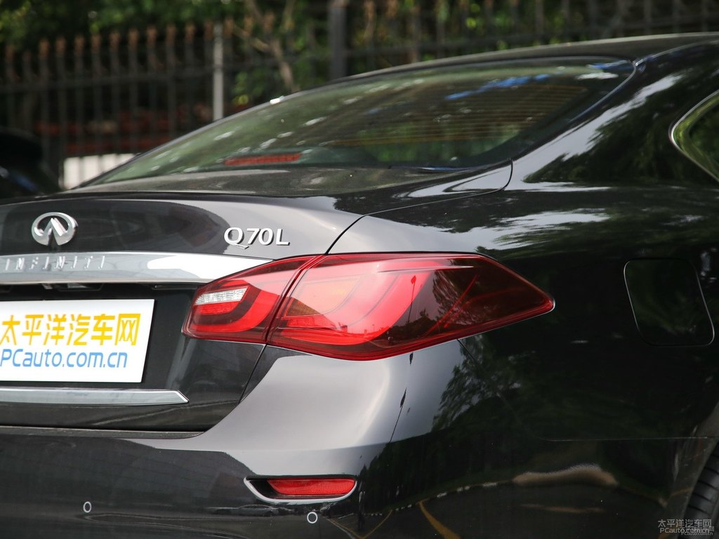 琉璃黑英菲尼迪Q70L車尾外觀圖片