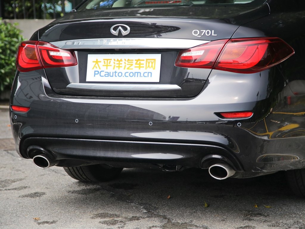 琉璃黑英菲尼迪Q70L車尾外觀圖片