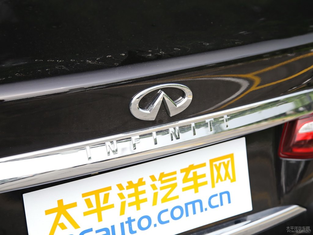 琉璃黑英菲尼迪Q70L車尾外觀圖片