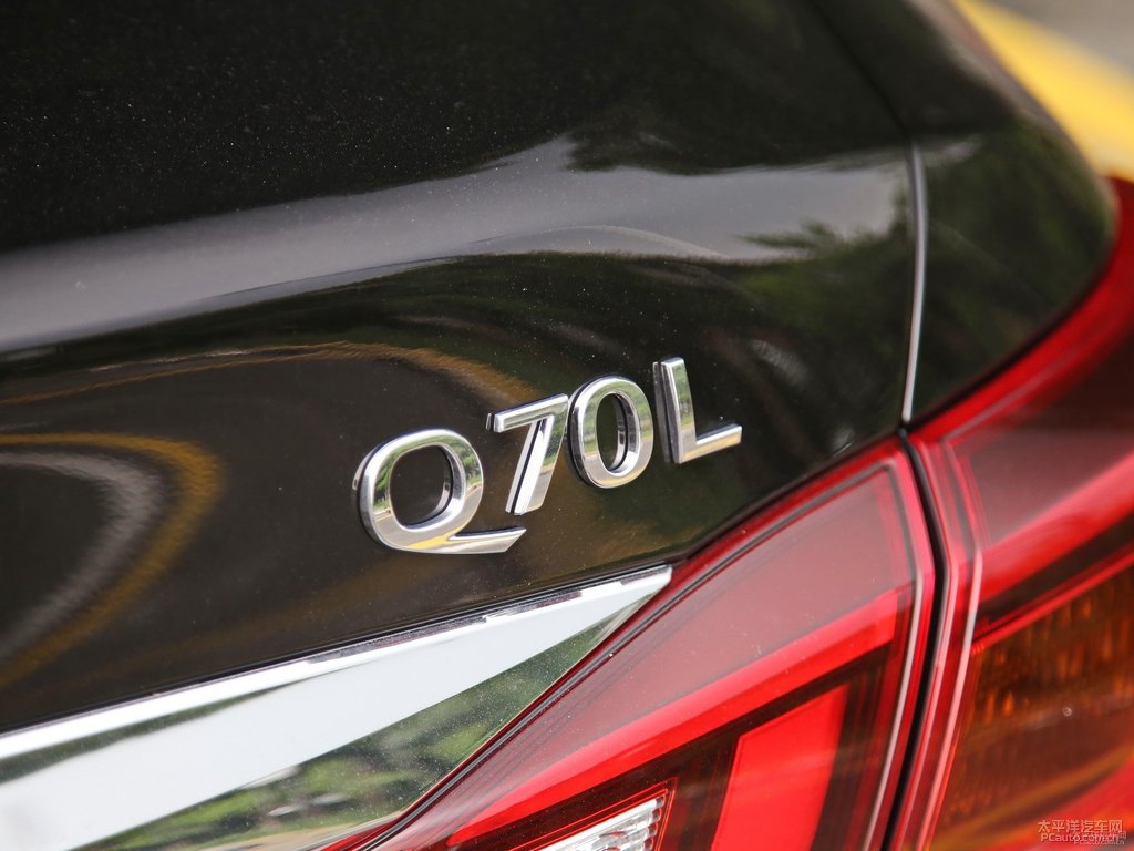 琉璃黑英菲尼迪Q70L車尾外觀圖片