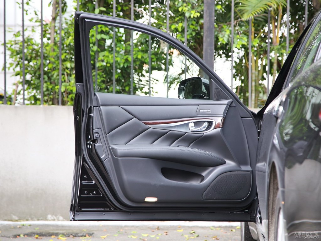 琉璃黑英菲尼迪Q70L車廂內(nèi)飾圖片