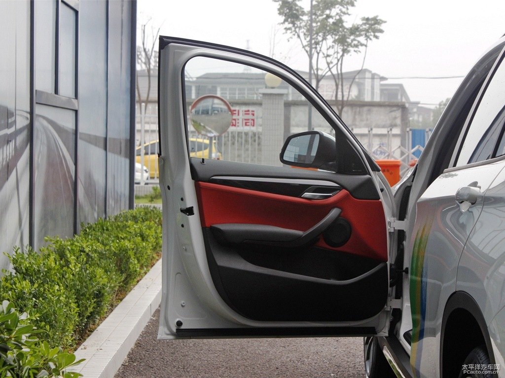 雪山白寶馬X1車廂內(nèi)飾圖片