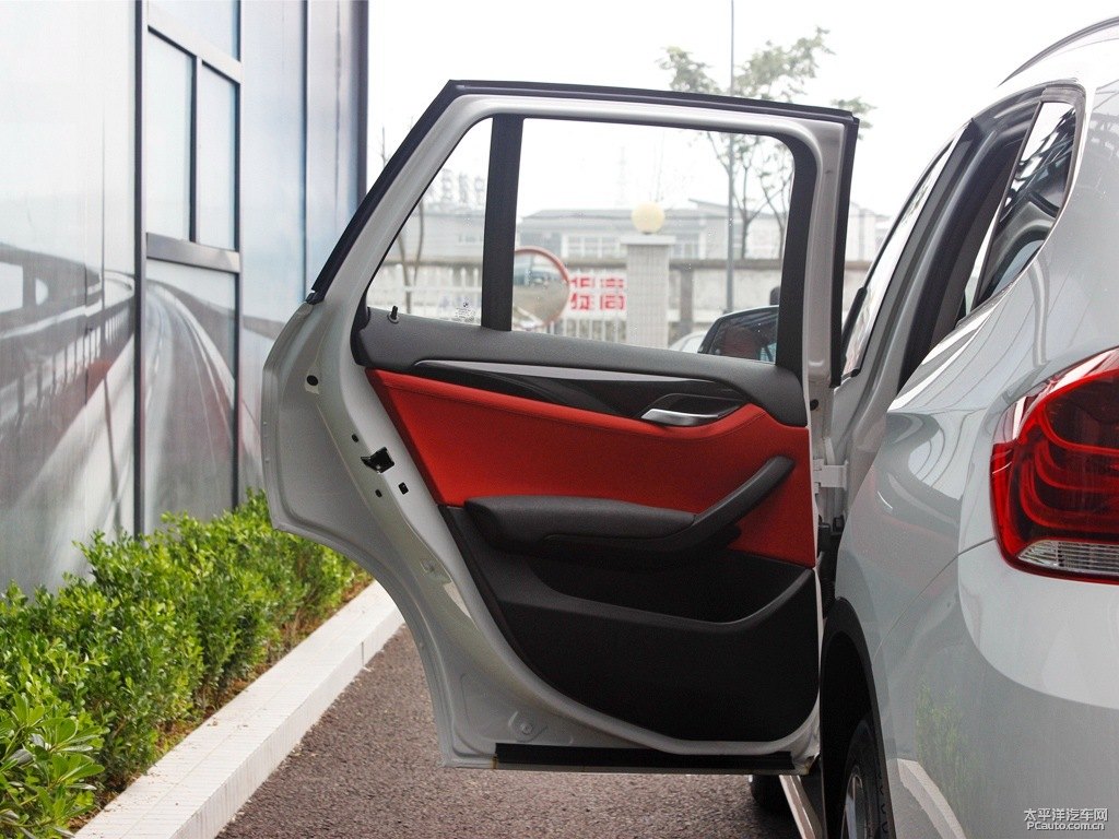 雪山白寶馬X1車(chē)廂內(nèi)飾圖片