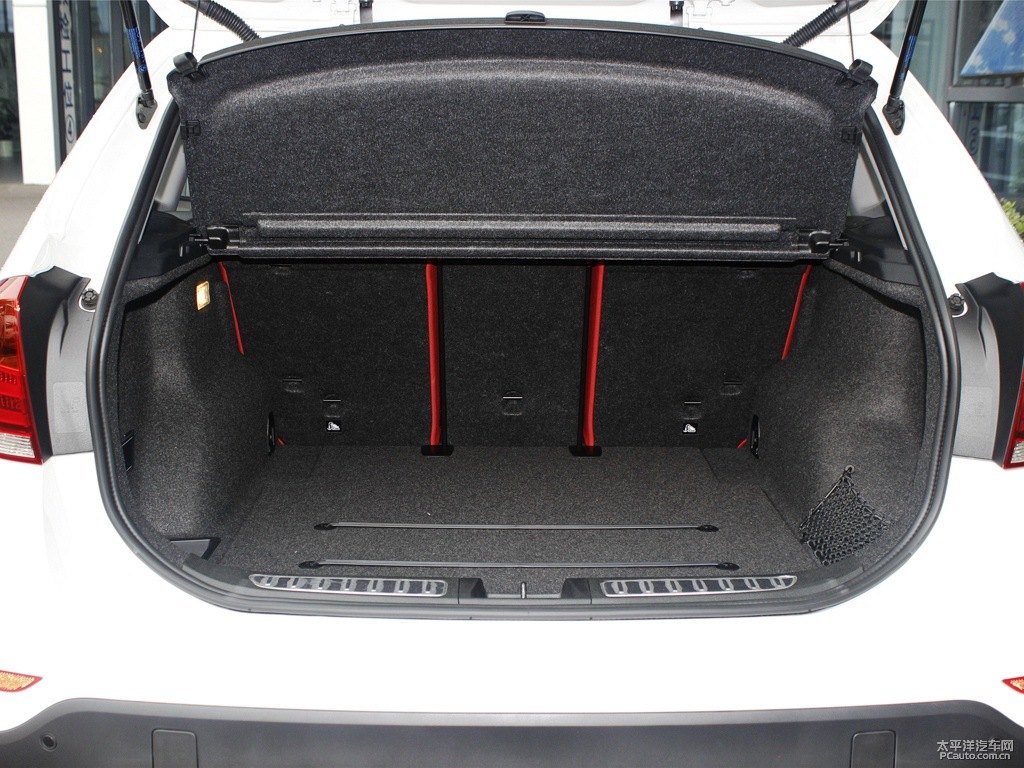 雪山白寶馬X1后備廂空間圖片