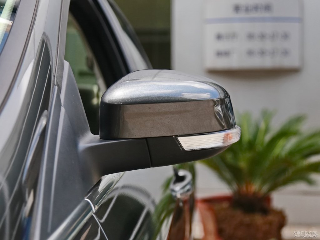 磁力灰福克斯車身外觀圖片