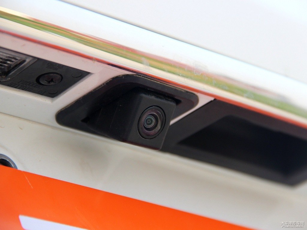 閃光月光白長安CS75車尾外觀圖片