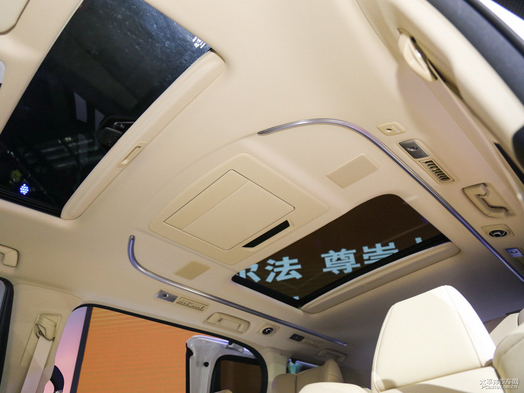 象牙白埃爾法車(chē)廂內(nèi)飾圖片