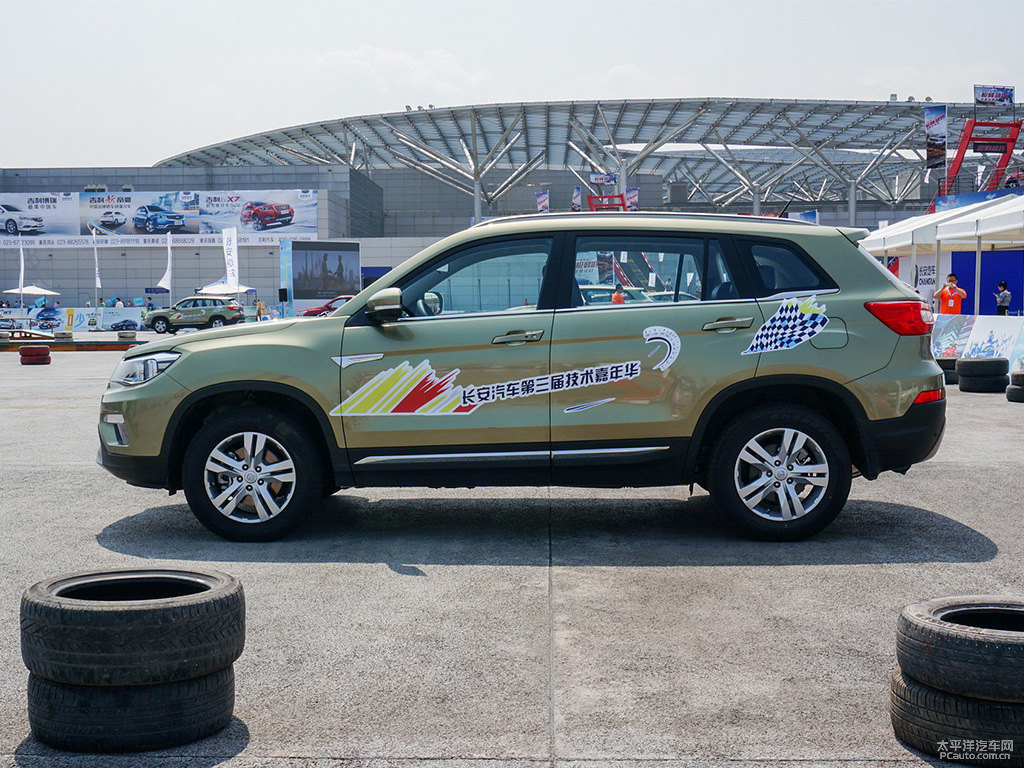 琥珀金長(zhǎng)安CS75整車外觀外觀圖片