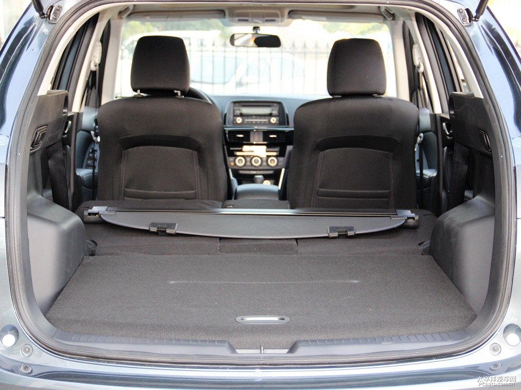 格調(diào)灰馬自達CX-5后備廂空間圖片