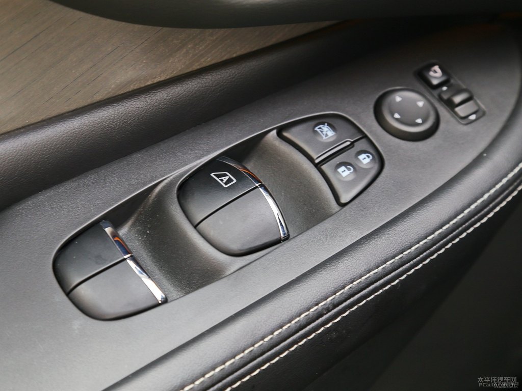 珠光白樓蘭車廂內(nèi)飾圖片