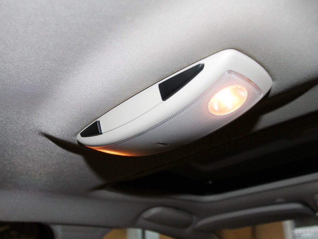 璀璨銀沃爾沃S60車廂內(nèi)飾圖片