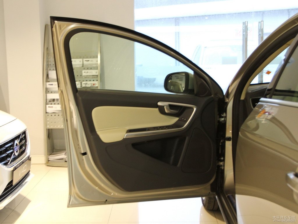 璀璨銀沃爾沃S60車廂內(nèi)飾圖片