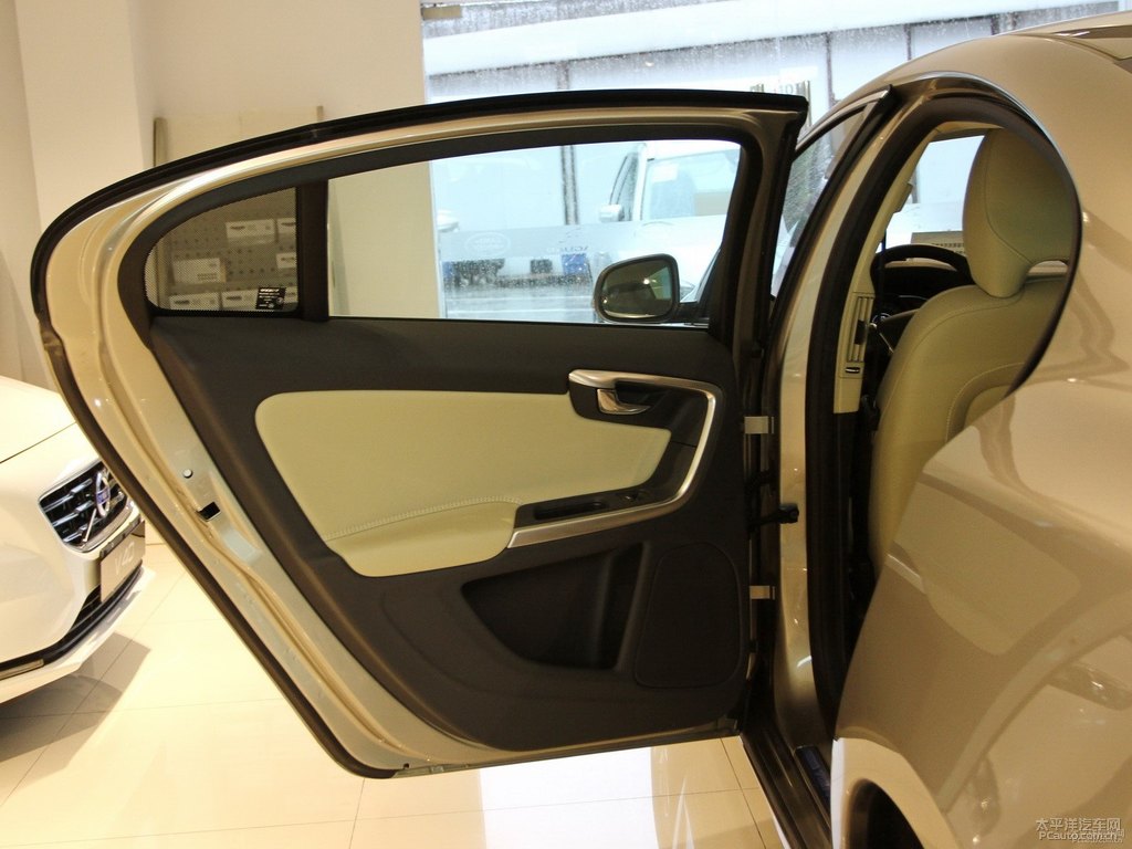 璀璨銀沃爾沃S60車廂內(nèi)飾圖片