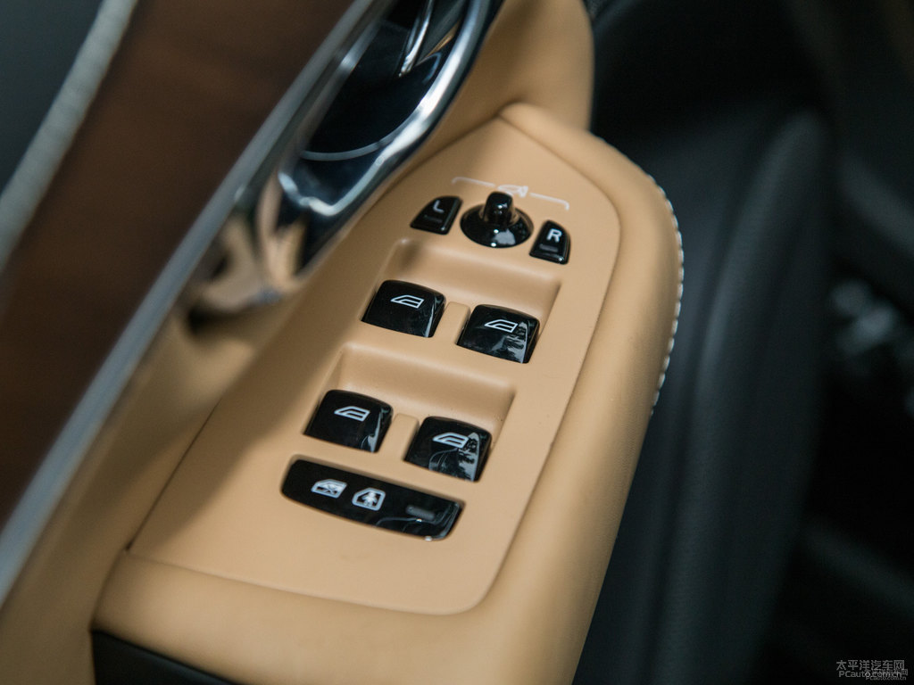 瑪瑙黑沃爾沃XC90車廂內(nèi)飾圖片