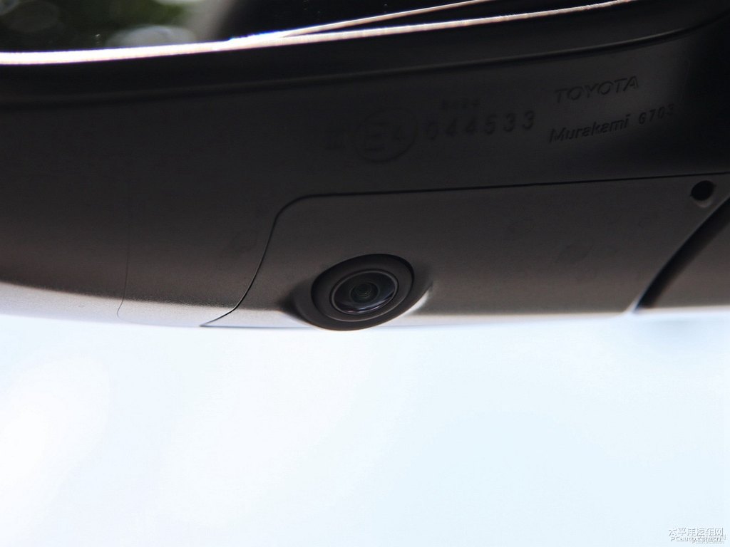象牙白埃爾法車身外觀圖片