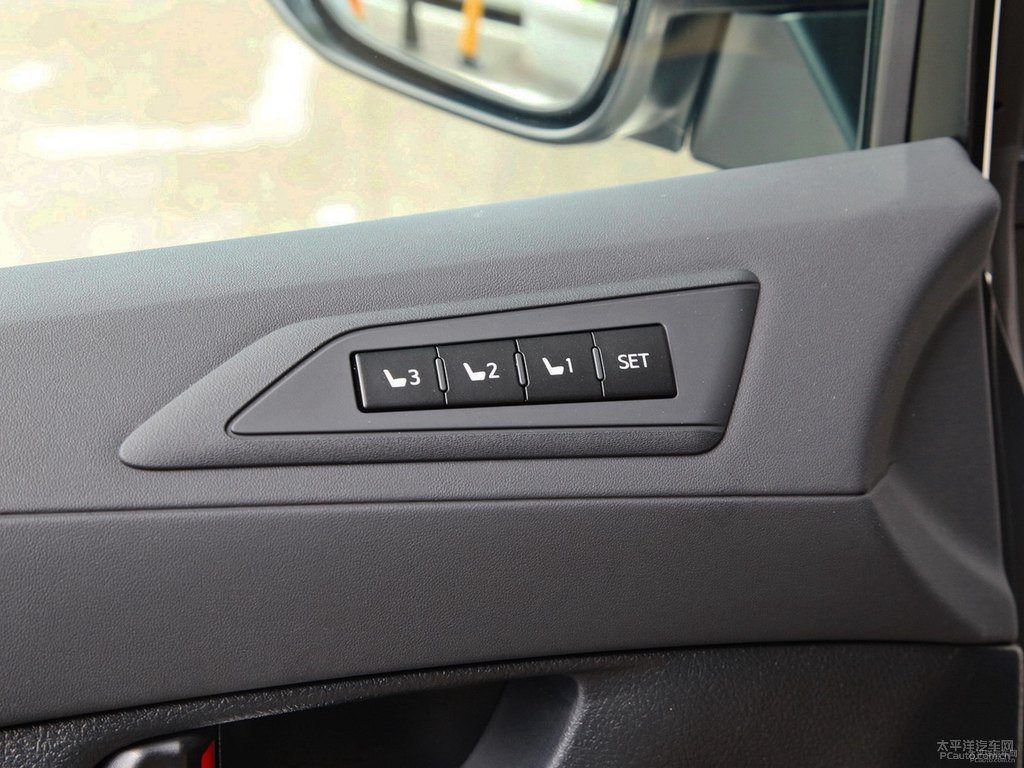 象牙白埃爾法車廂內(nèi)飾圖片