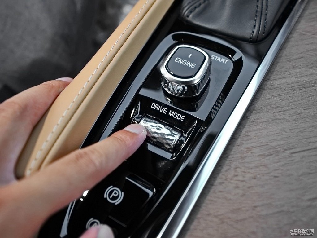 瑪瑙黑沃爾沃XC90中控內(nèi)飾圖片