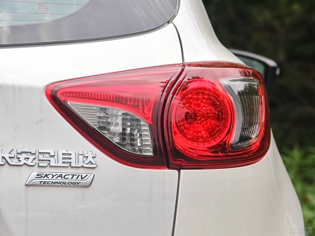 珠光白馬自達CX-5車尾外觀圖片