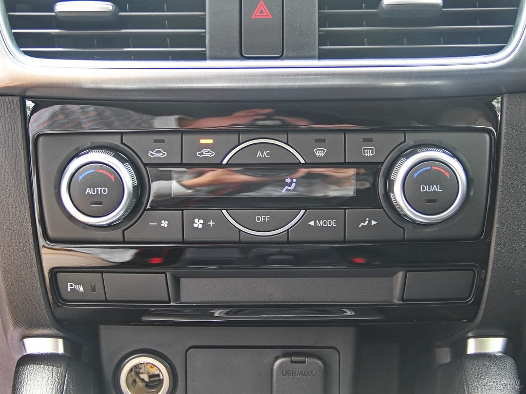 珠光白馬自達(dá)CX-5中控內(nèi)飾圖片