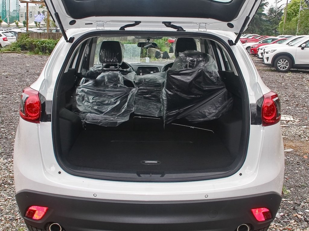 珠光白馬自達CX-5后備廂空間圖片