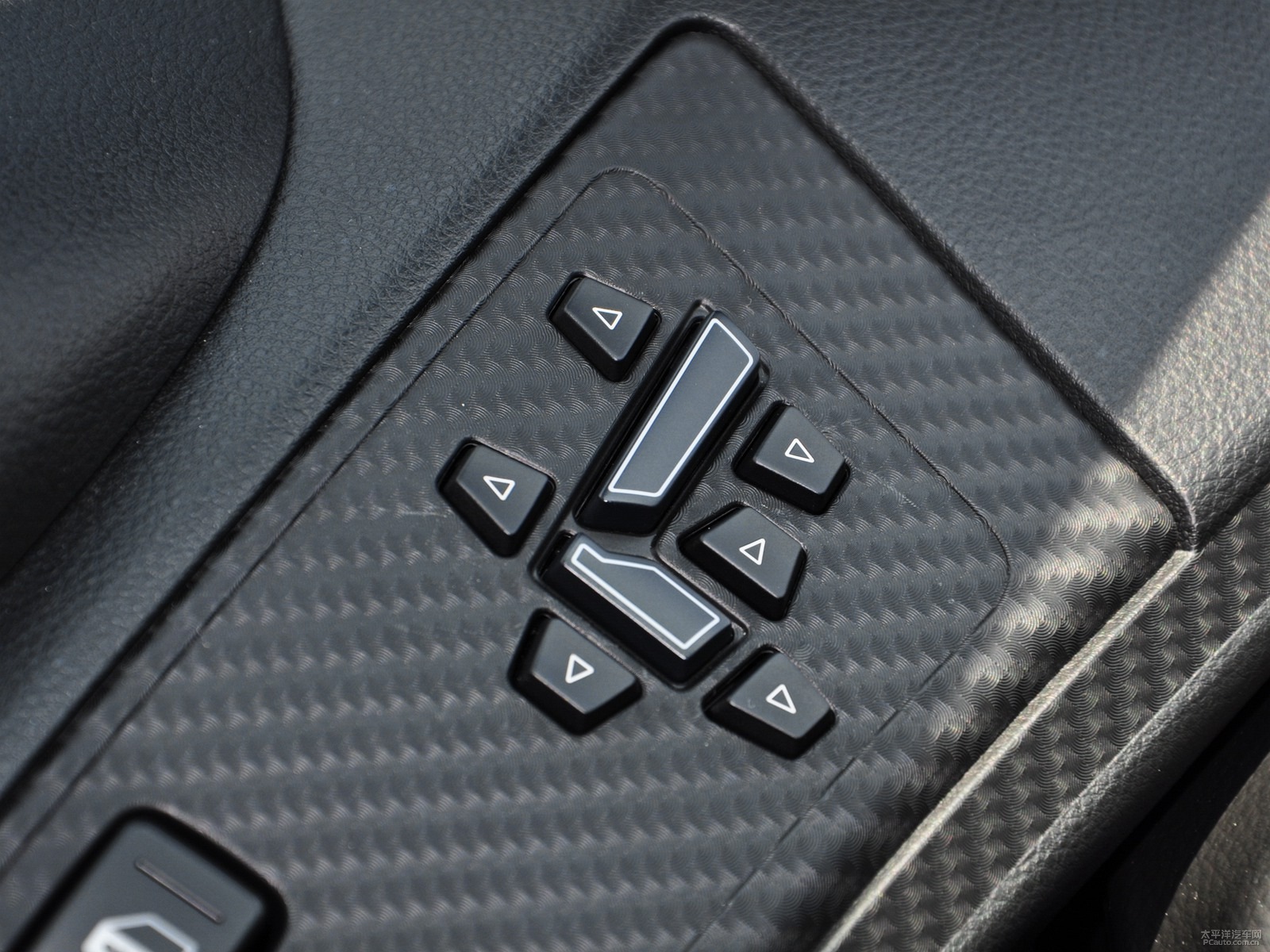 ɺ{(ln){ǽ݃(yu)6 SUV܇(ni)DƬ