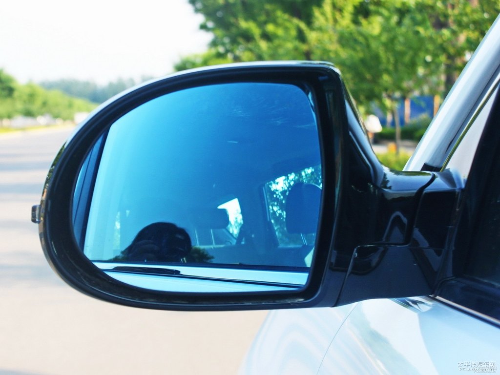 簡(jiǎn)約白哈弗H6車(chē)身外觀圖片