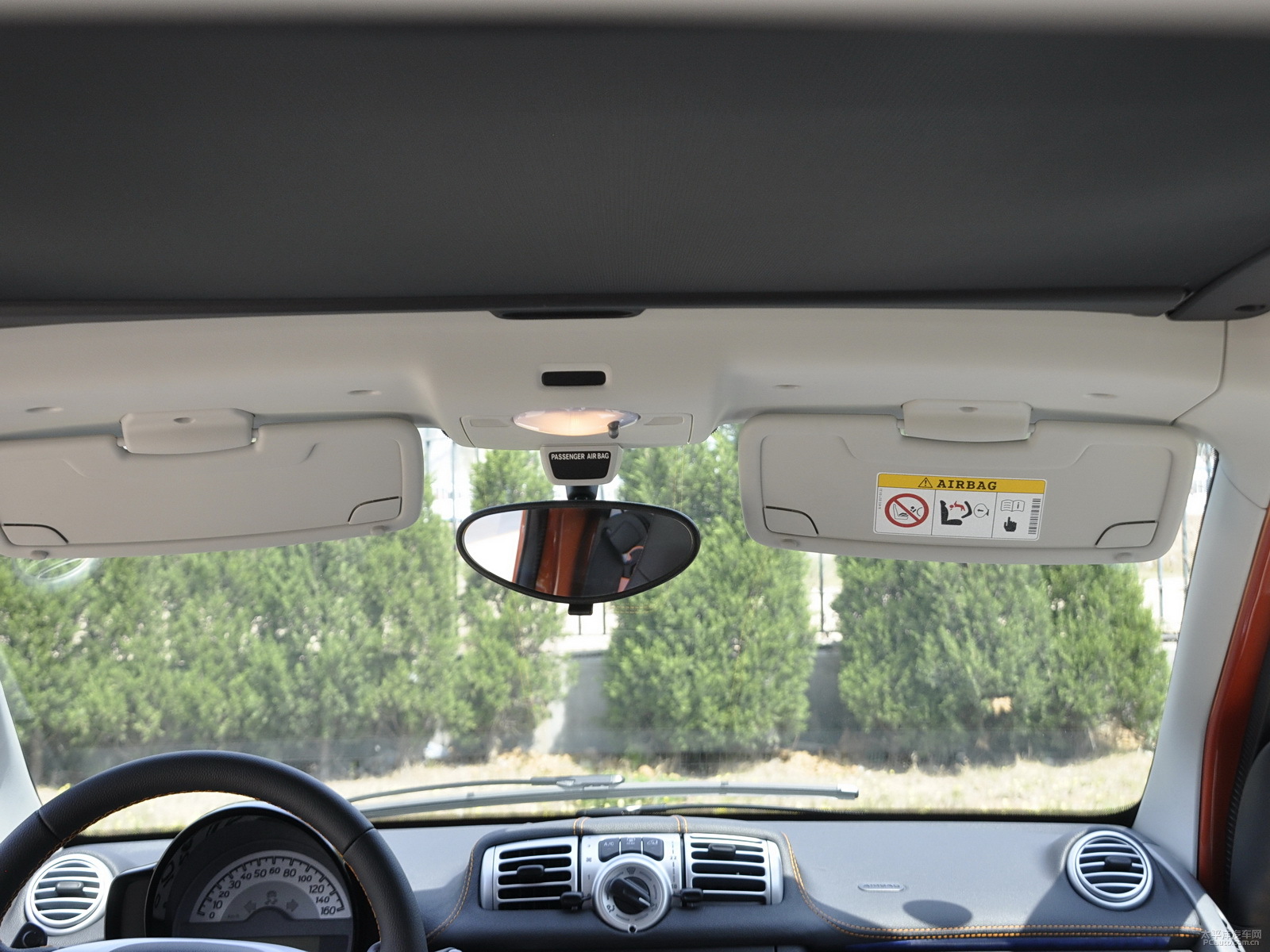 白色smart fortwo車廂內飾圖片