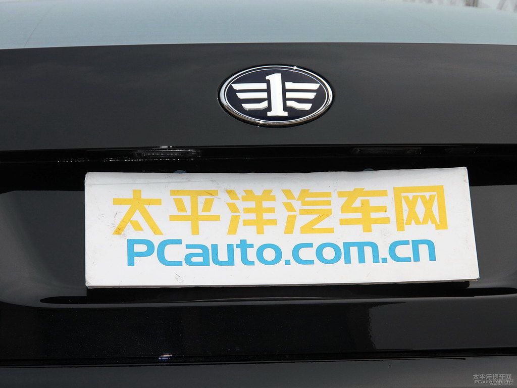 極夜黑奔騰B70車尾外觀圖片