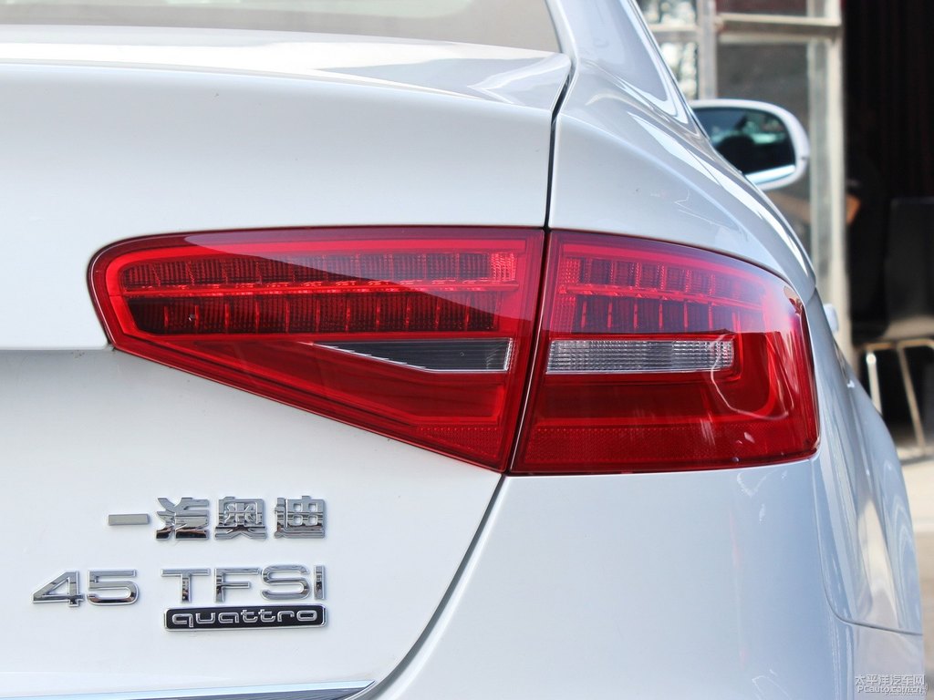 朱鷺白奧迪A4L車尾外觀圖片