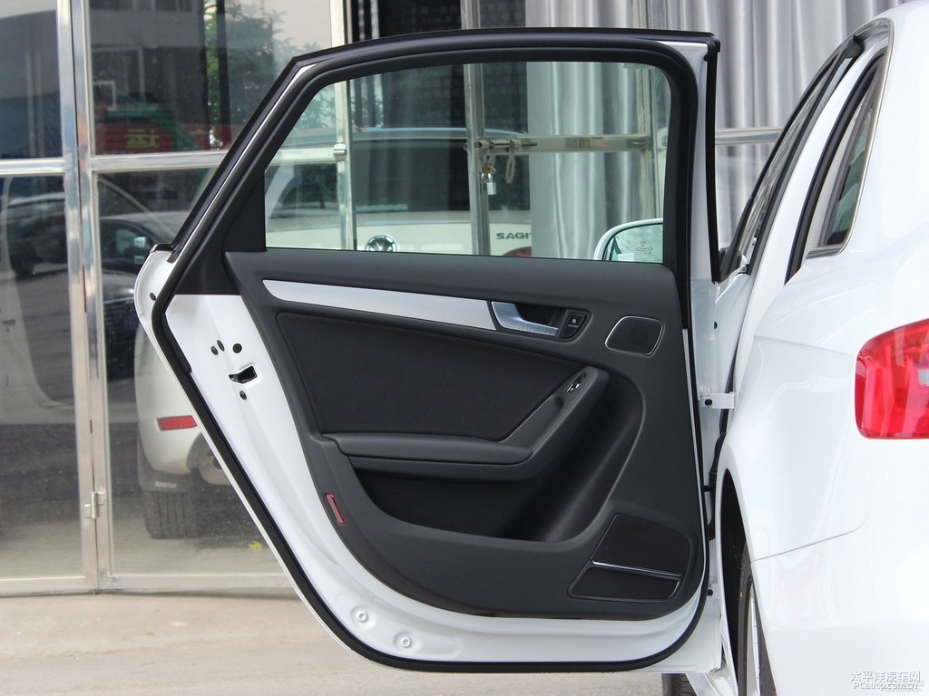 朱鷺白奧迪A4L車廂內(nèi)飾圖片