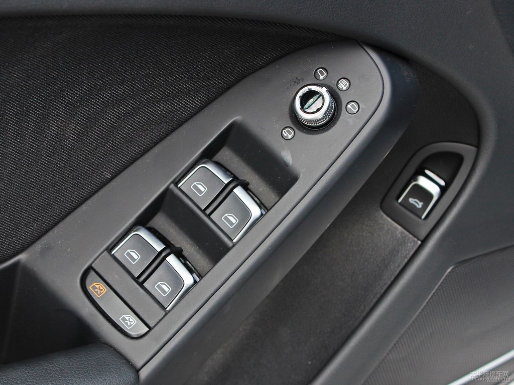 朱鷺白奧迪A4L車廂內(nèi)飾圖片