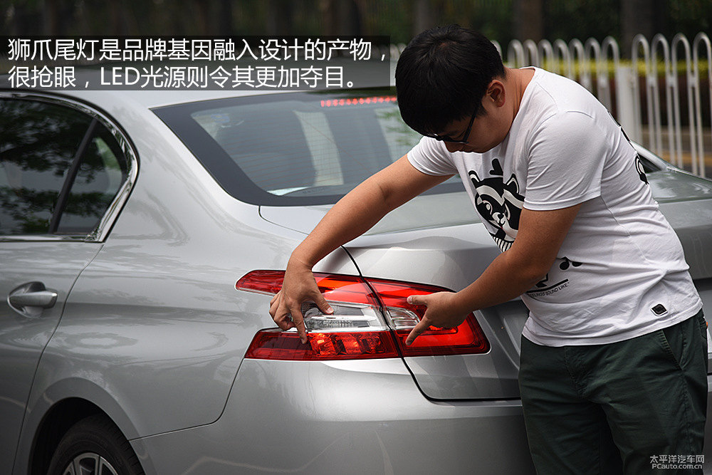 標(biāo)致408圖片